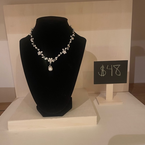 PEARL INSPIRED FLORAL NECKLACE - Picture 2 of 2